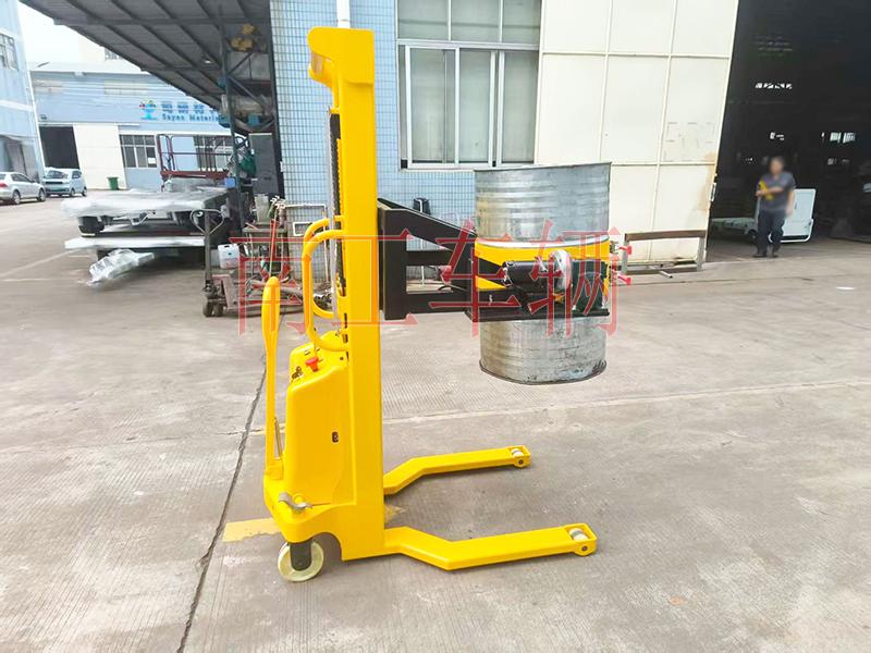 0.5噸帶自動旋轉升降油桶車